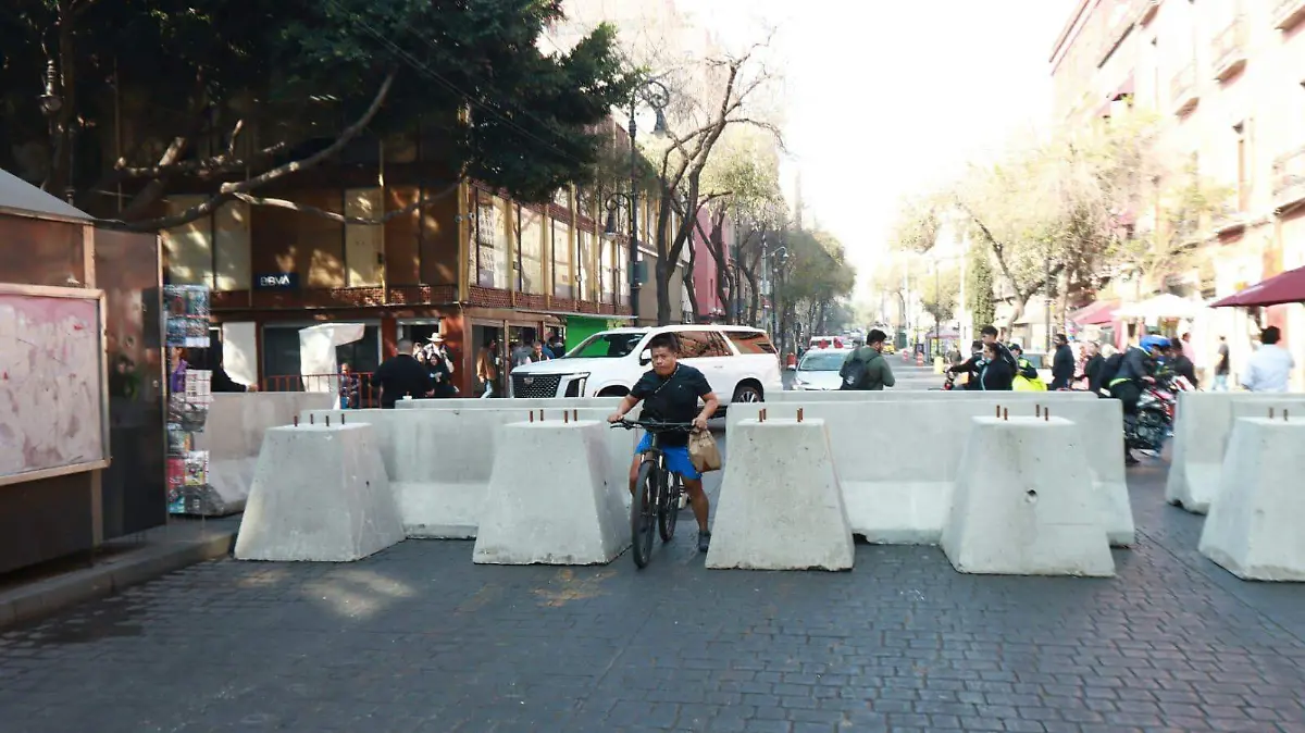 vallas zocalo OMAR BRAVO