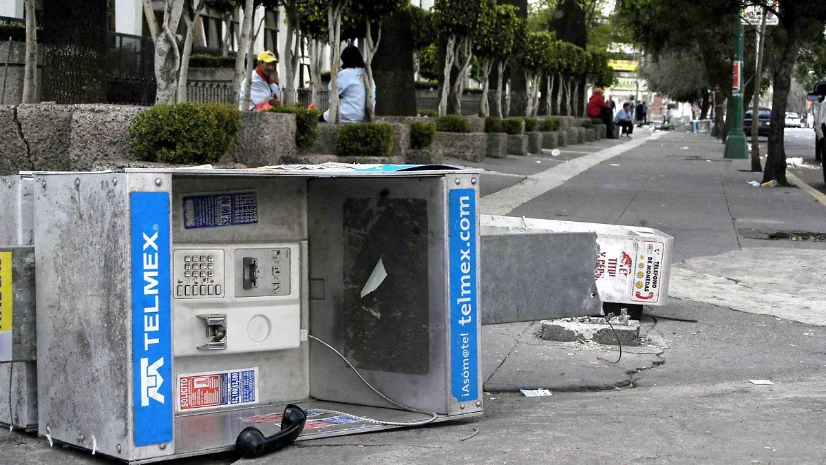 241413_Telefonos Destruidos_web