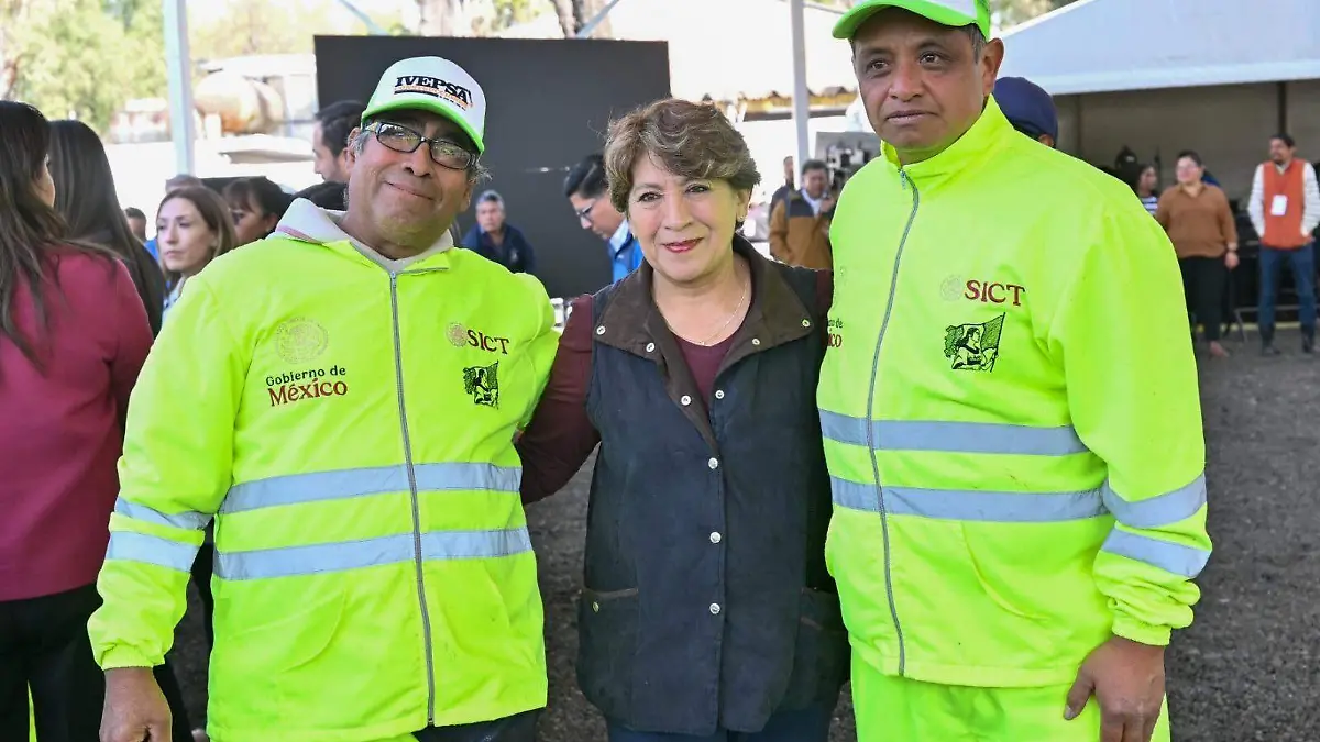 El Oriente del Edomex se transforma con la entrega de trenes de pavimentación