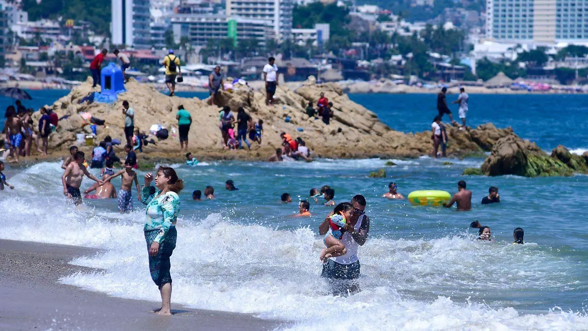 1041371_Vacacionistas Puerto Acapulco_web