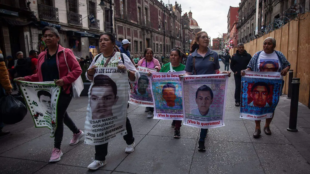 1058572_Reunión padres Ayotzinapa Palacio Nacional_web
