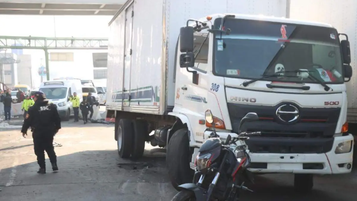Motociclista muere arrollado en Iztapalapa (3)