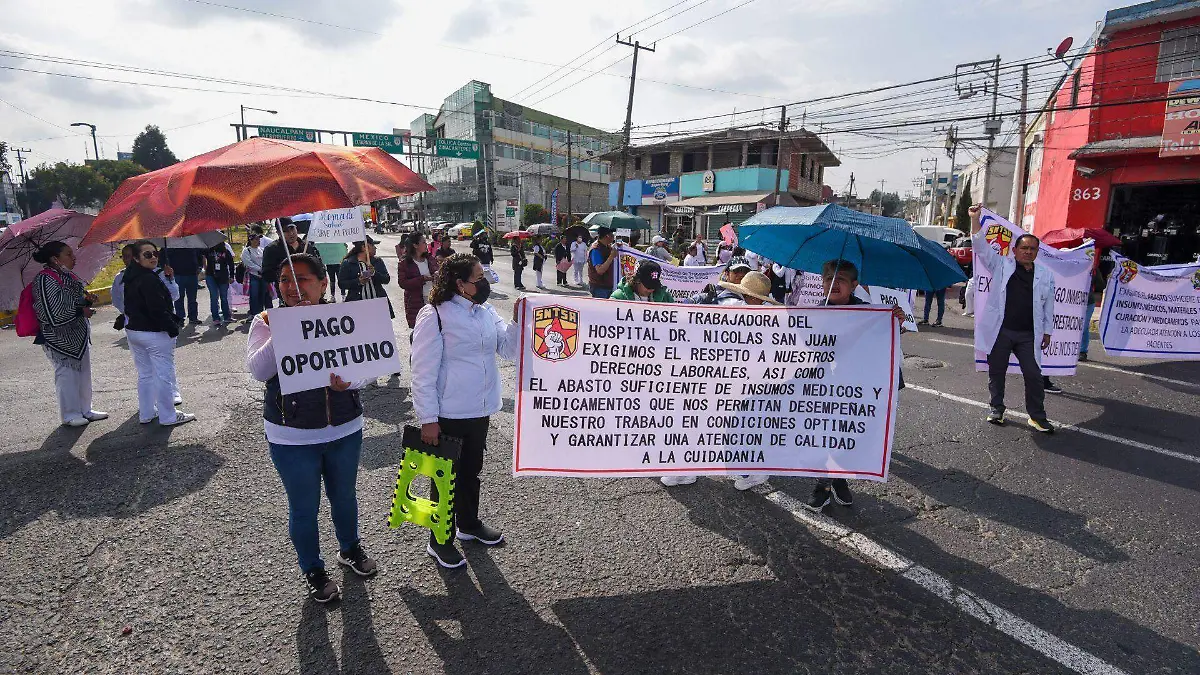 1019352_Trabajadores salud colapsan Toluca_web