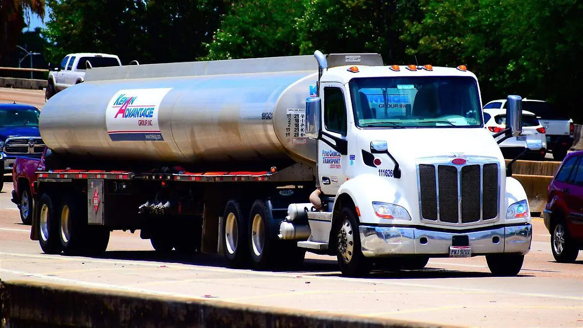 oil-truck-7304086_1280