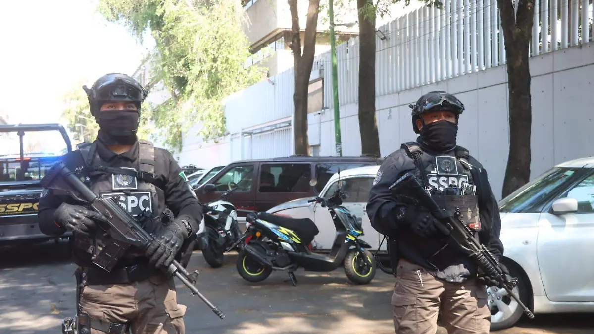 policias-armados-luisbarrera1