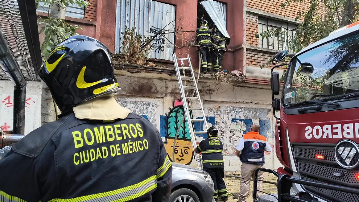 Incendio consume edificio abandonado en la colonia San Rafael