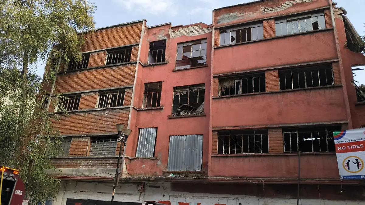 Incendio consume edificio abandonado en la colonia San Rafael