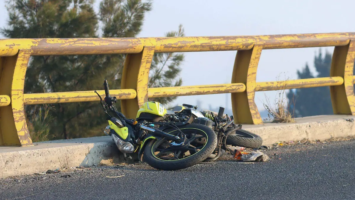 1062723_Motociclista Cae de Puente_web (1)