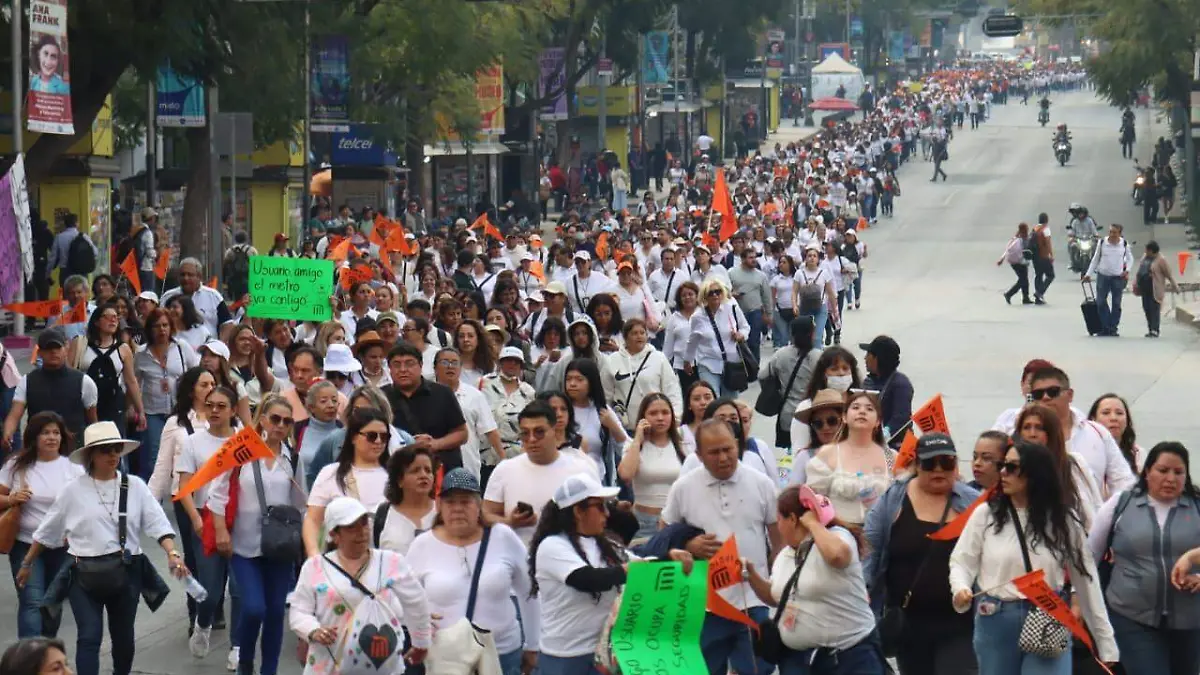 Más de dos mil trabajadores del Metro acuden a la marcha al Zócalo