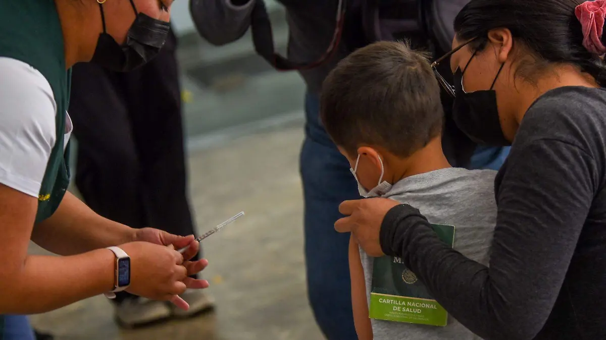 1068148_Largas filas buscando vacunas contra sarampión_web