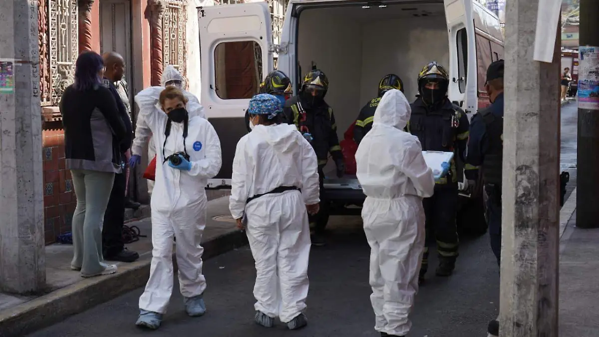Hallan a mujer sin vida en edificio viejo de Tacuba