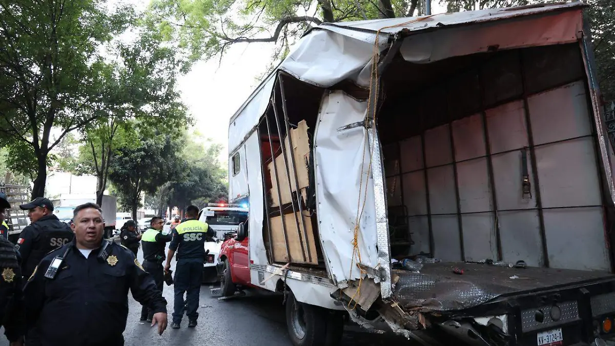 Autobús con peregrinos choca en Constituyentes