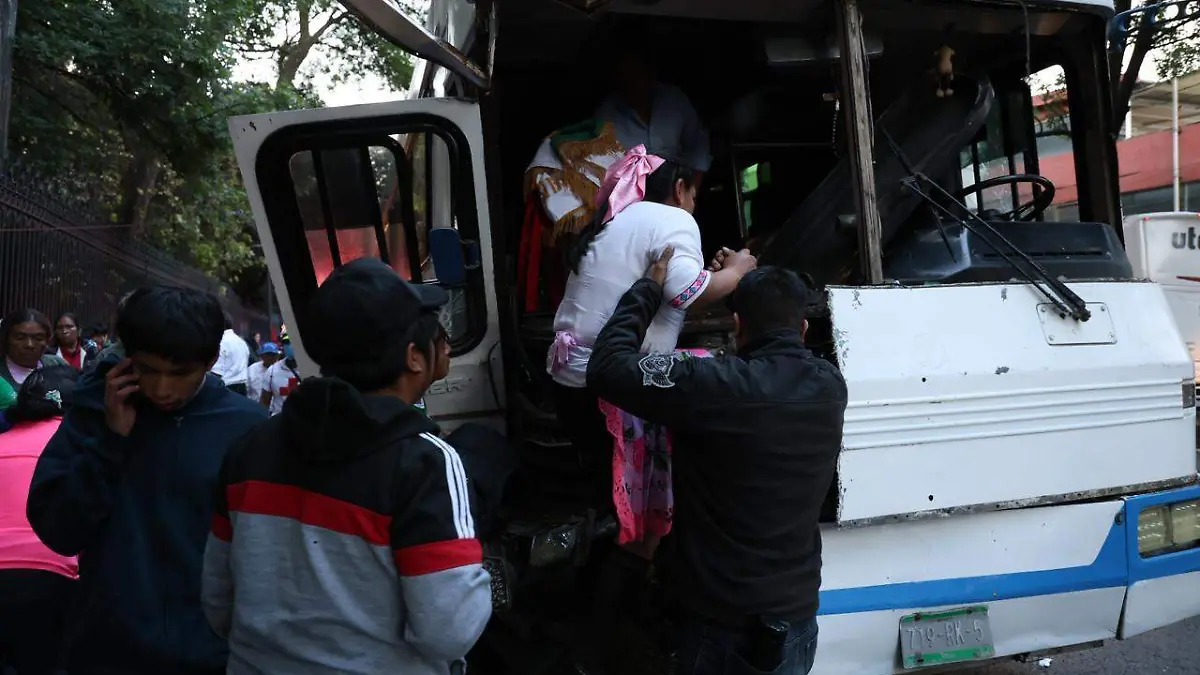 Autobús con peregrinos choca en Constituyentes