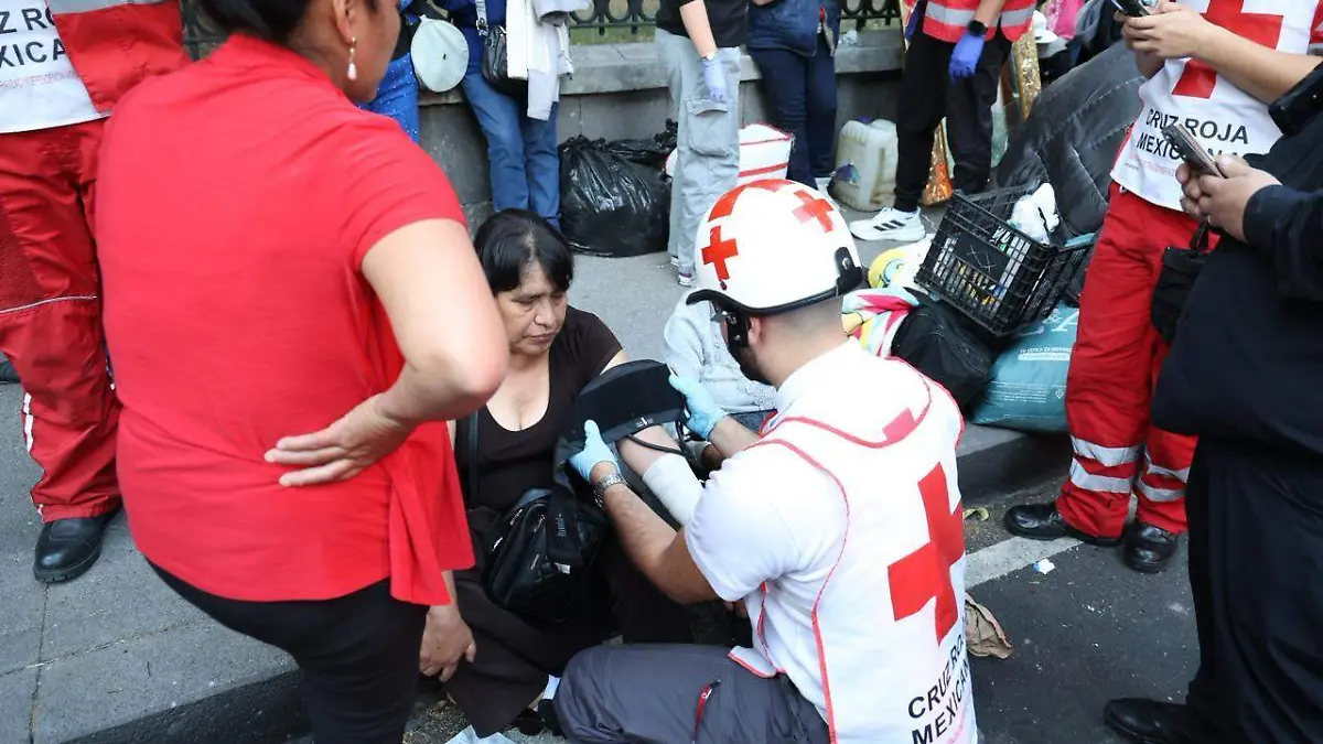 Autobús con peregrinos choca en Constituyentes