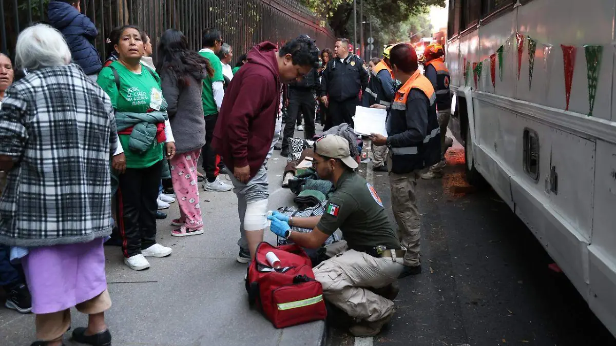 Autobús con peregrinos choca en Constituyentes