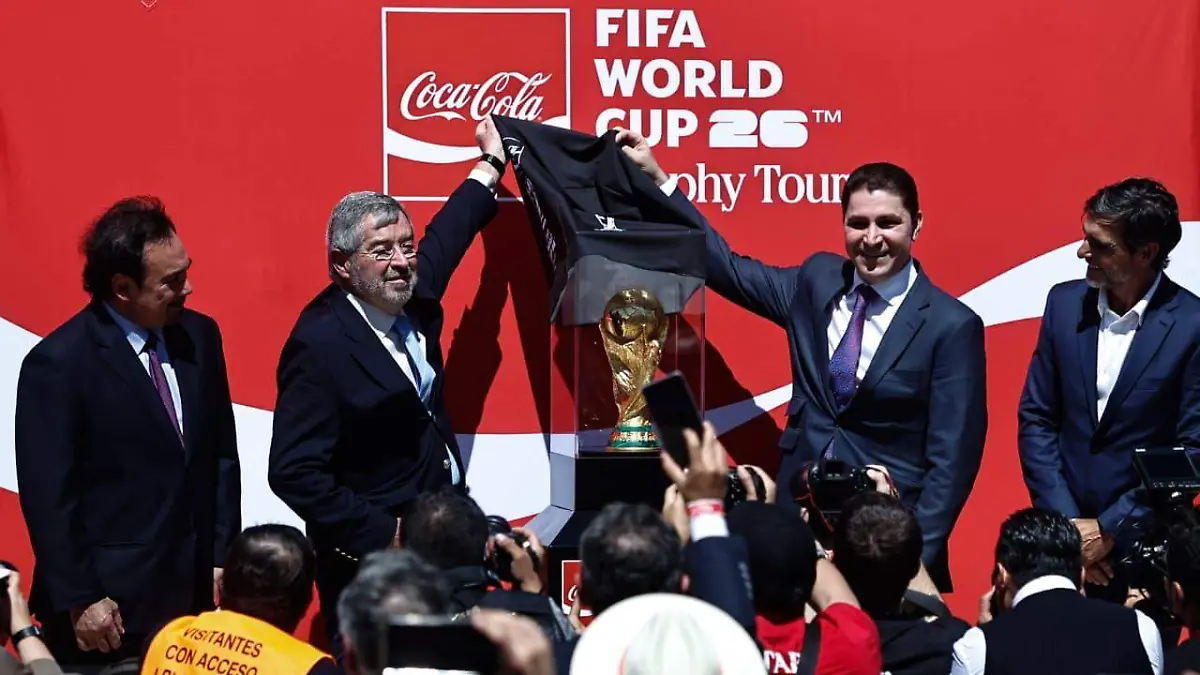 trofeo copa mundial ERIK ESTRELLA ESTO.2