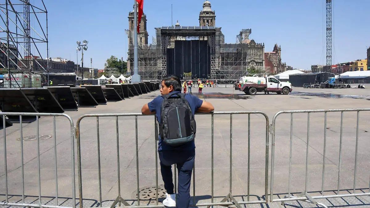 montaje concierto shakira zocalo Romina Solis el Sol de México.2