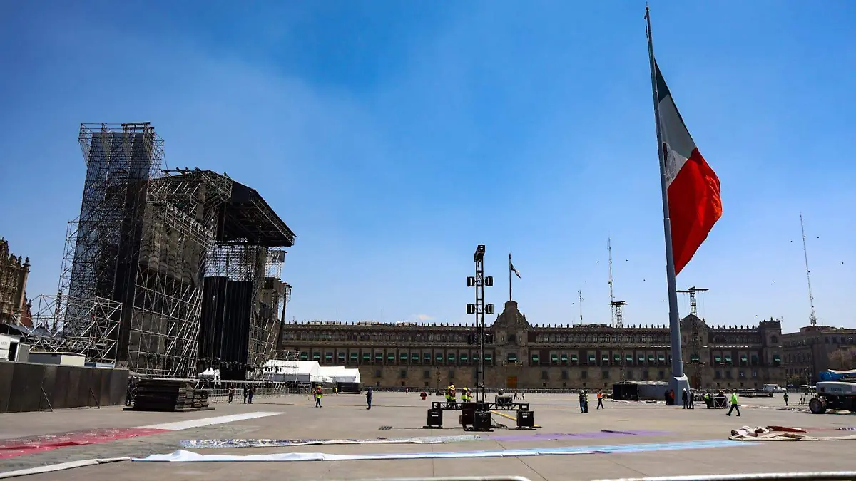 montaje concierto shakira zocalo Romina Solis el Sol de México