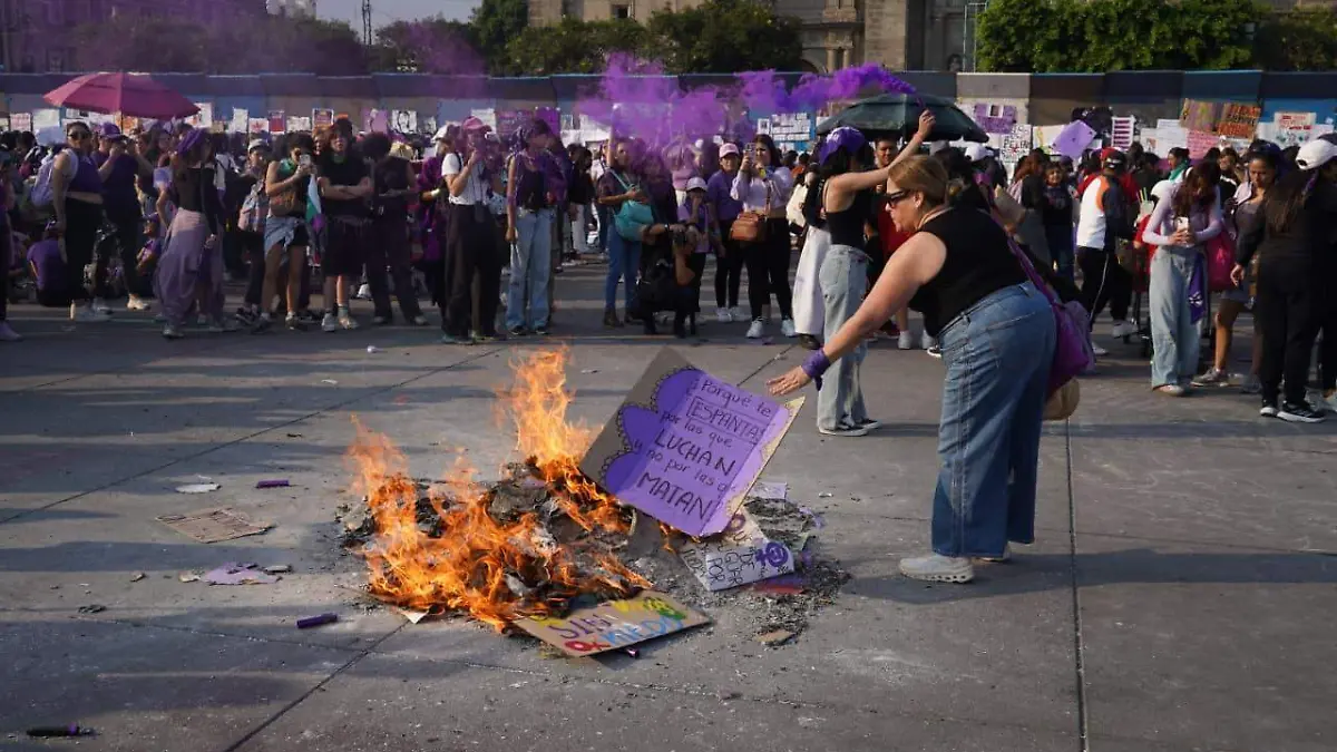 Policías frustran actos vandálicos en el Zócalo y encapsulan a integrantes del bloque negro