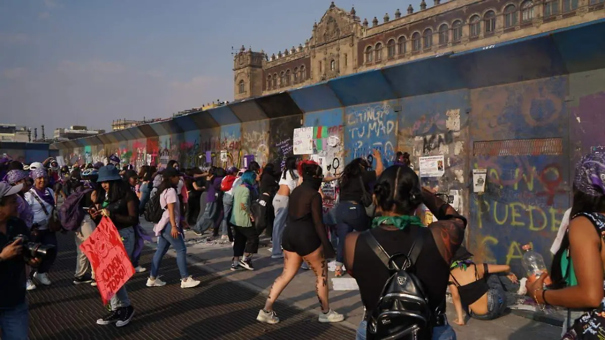 Policías frustran actos vandálicos en el Zócalo y encapsulan a integrantes del bloque negro