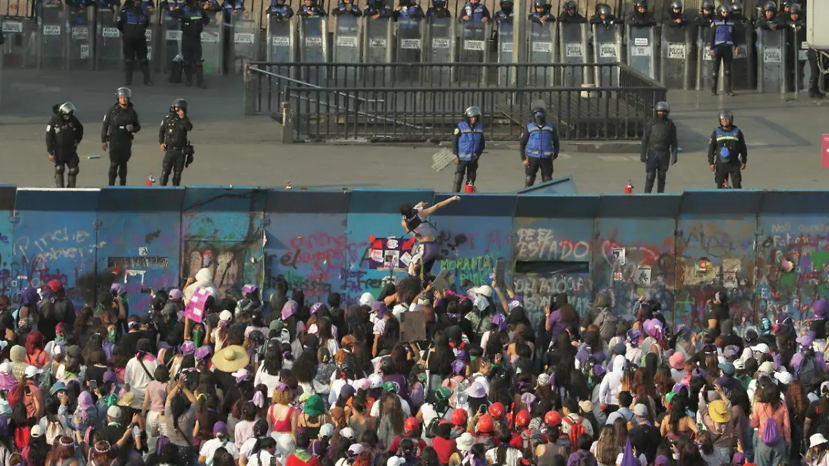 Policías frustran actos vandálicos en el Zócalo y encapsulan a integrantes del bloque negro