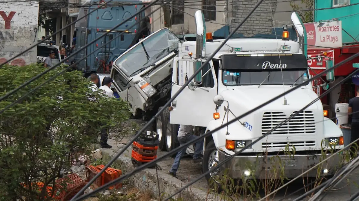 Camión de basura se queda sin frenos y atropella a mujer en San Mateo Nopala, Naucalpan