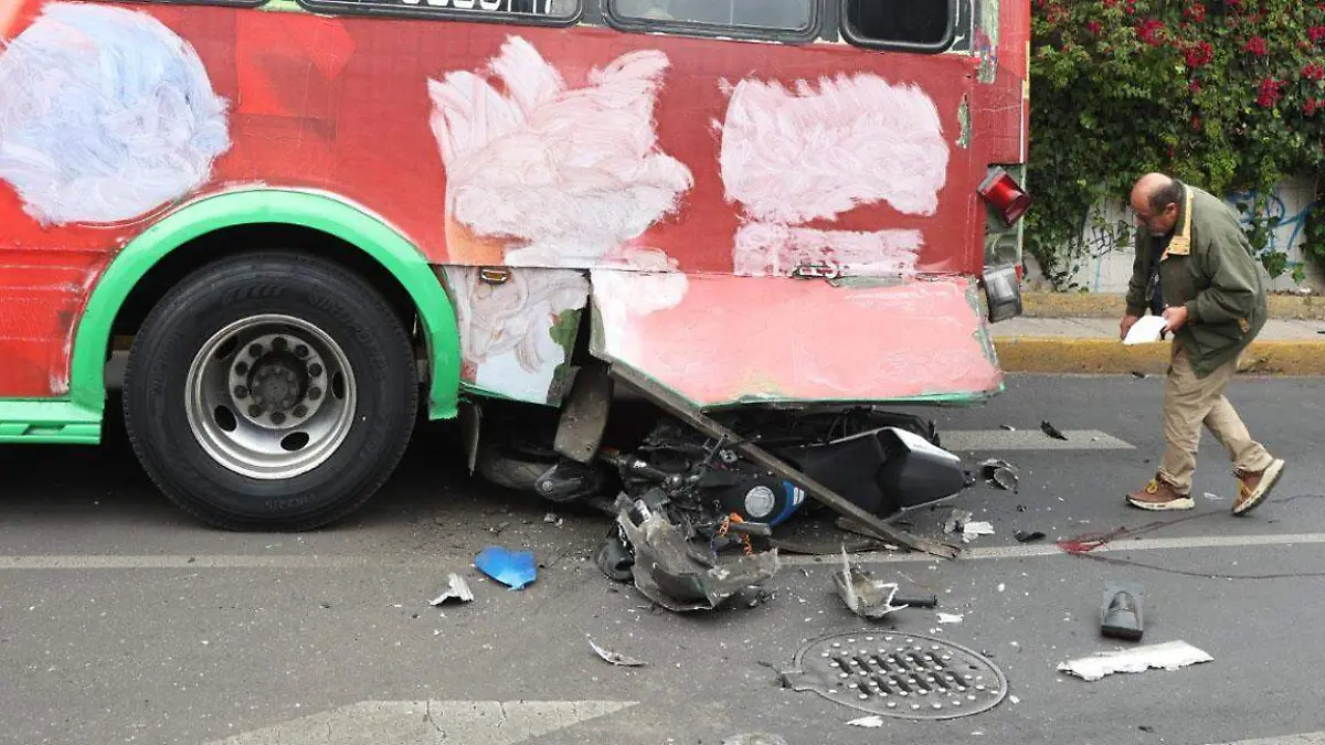Tragedia en San Jerónimo: Muere motociclista impactado detrás de unidad de pasajeros 