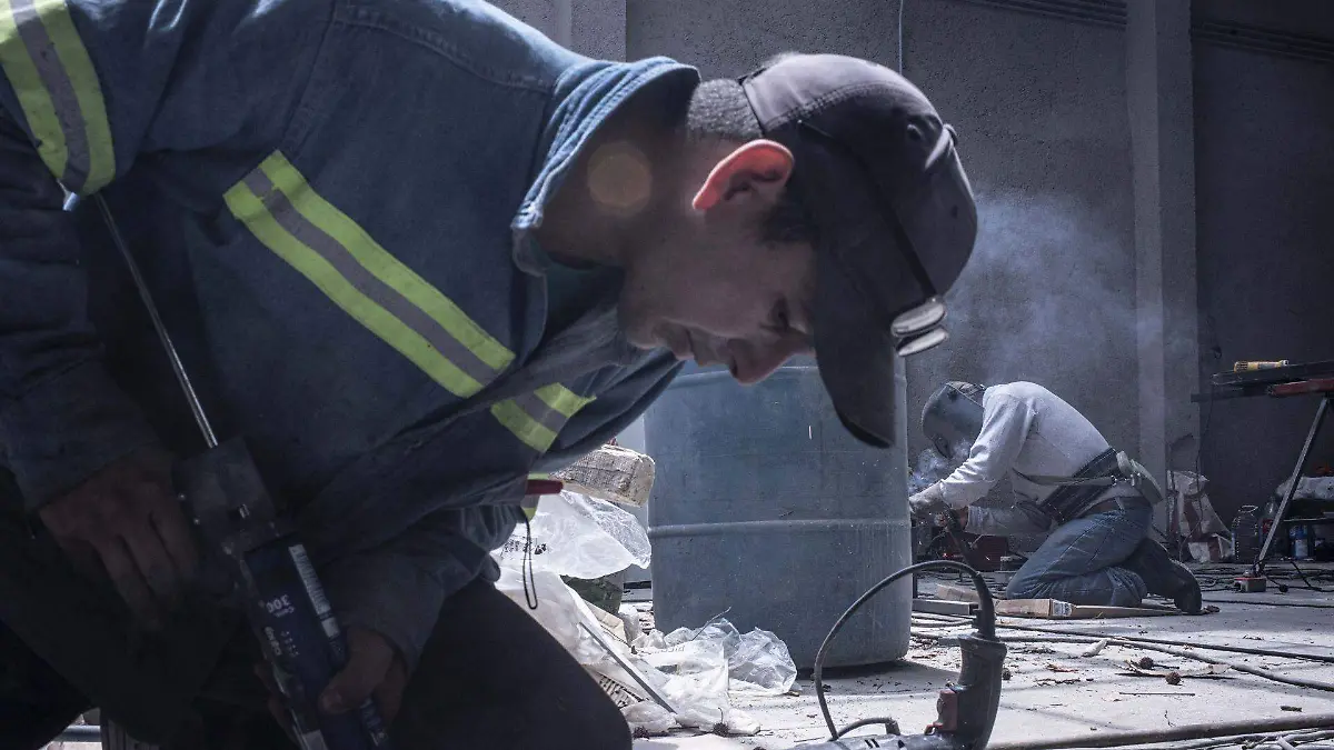 1041572_Albañiles trabajan en obra_web