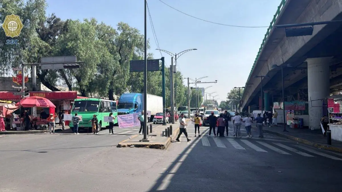 bloqueo tlahuac periferico @OVIALCDMX