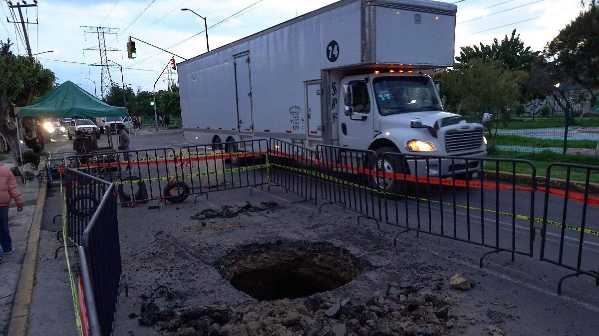 Piden reparar socavones en la carretera Xochimilco-Tulyehualco - La