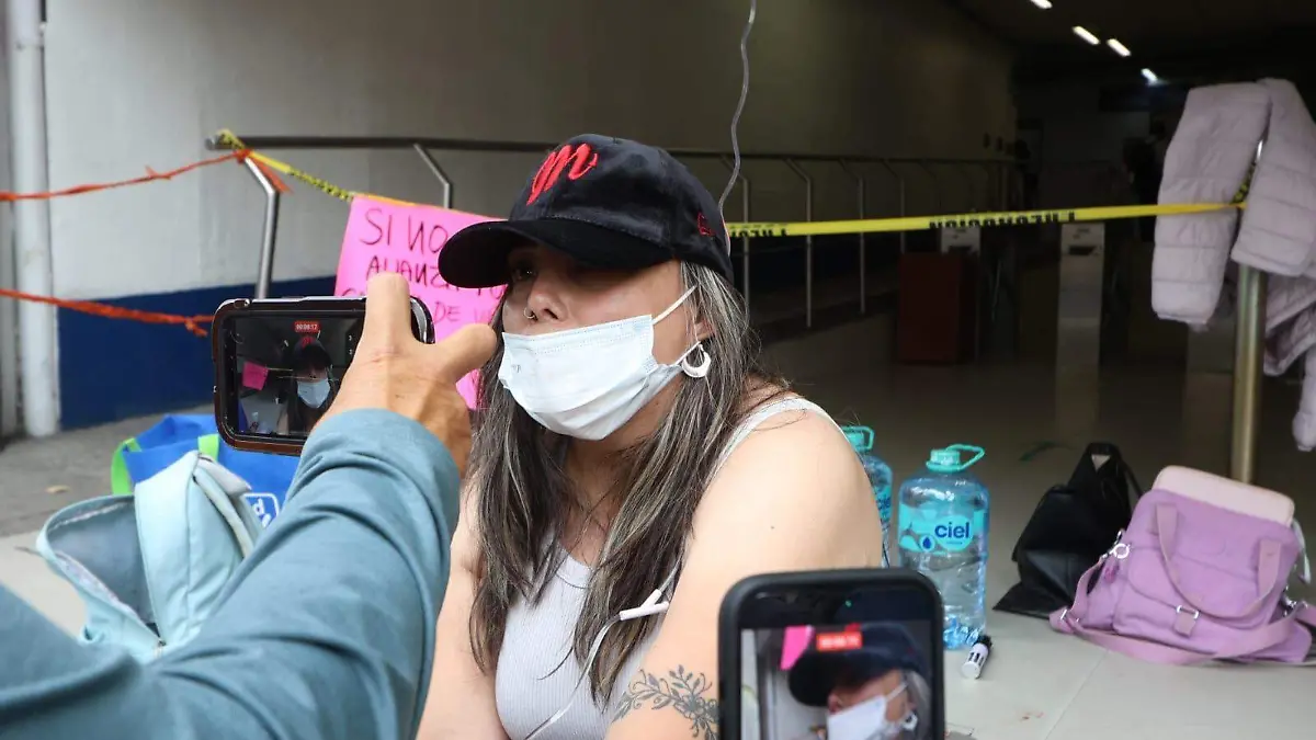 Sandra Alonso se saca sangre y la esparce en la entrada de la FGJCDMX (3)