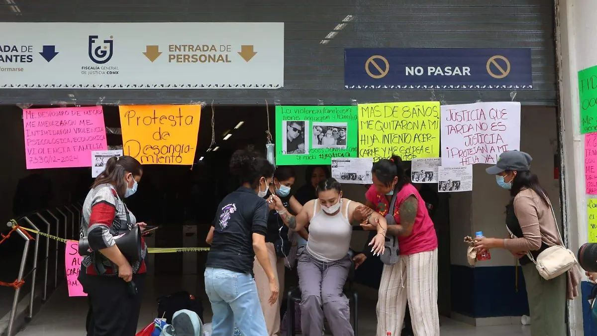 Sandra Alonso se saca sangre y la esparce en la entrada de la FGJCDMX (2)