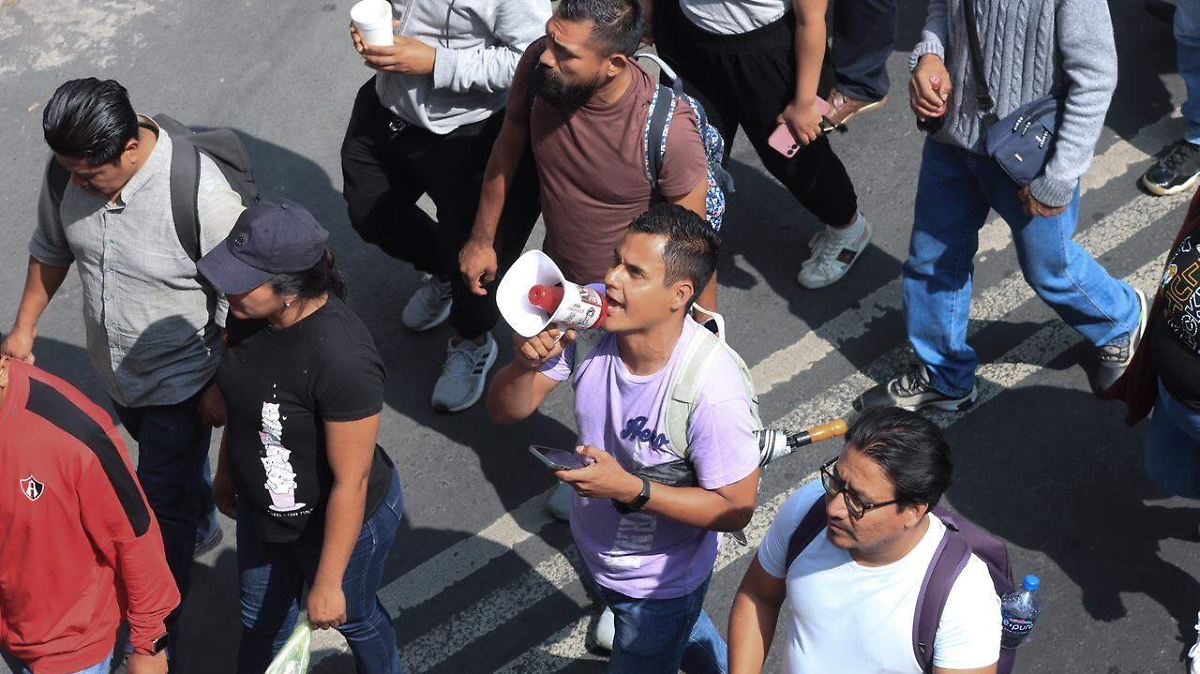 EXTRANJEROS APOYAN BLOQUEO DE LA CNTE; MEXICANOS, HARTOS