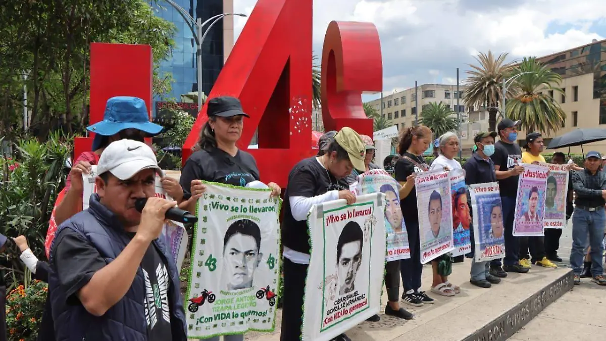 padres ayotzinapa MAXIMILIANO PÉREZ