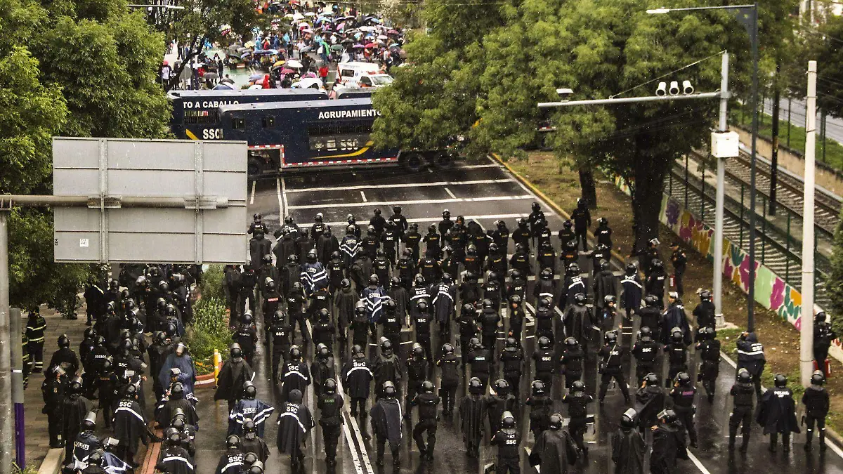 1087233_Maestros marchan al estadio Banorte_web