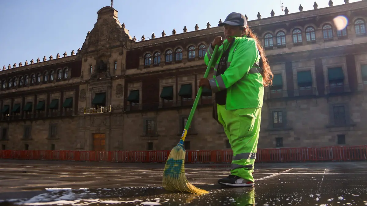 1005564_Limpieza en el Zócalo de la CDMX_impreso