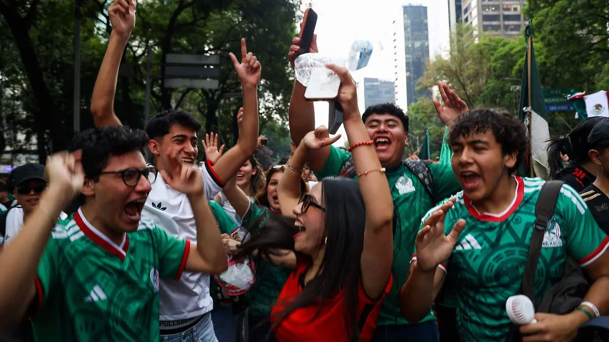 1087409_Arribo Aficionados México Ángel_web