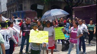 “Vivimos de esto”: indígenas mazahuas protestan tras ser retiradas de su punto de venta en el Centro Histórico