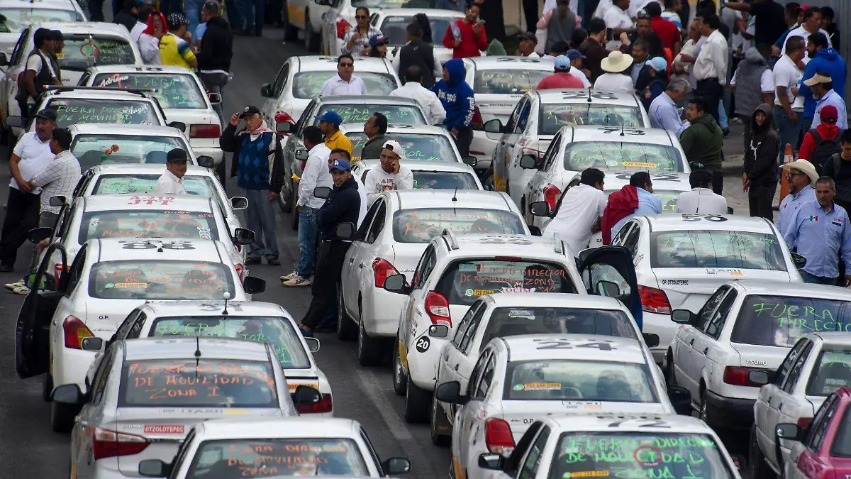 1090162_Taxistas bloquean Paseo Tollocan_web