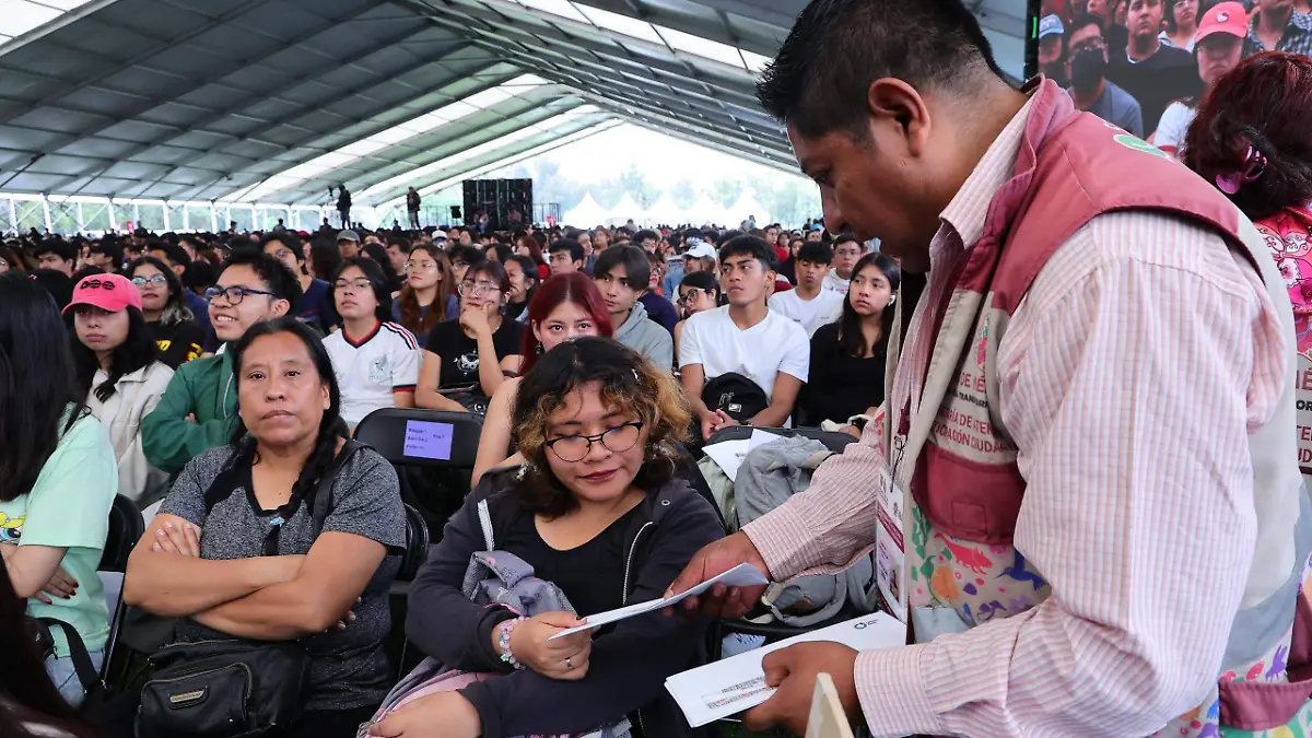 entrega becas universitarios GOBIERNO CDMX