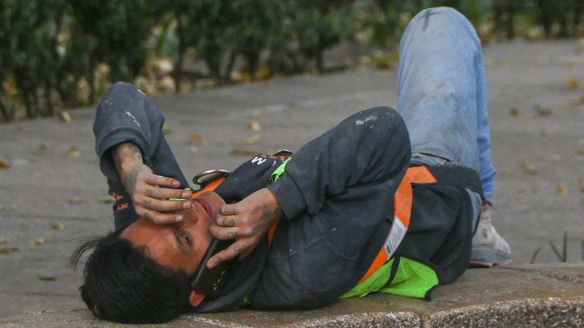 1057466_Trabajador descansa en Reforma_web