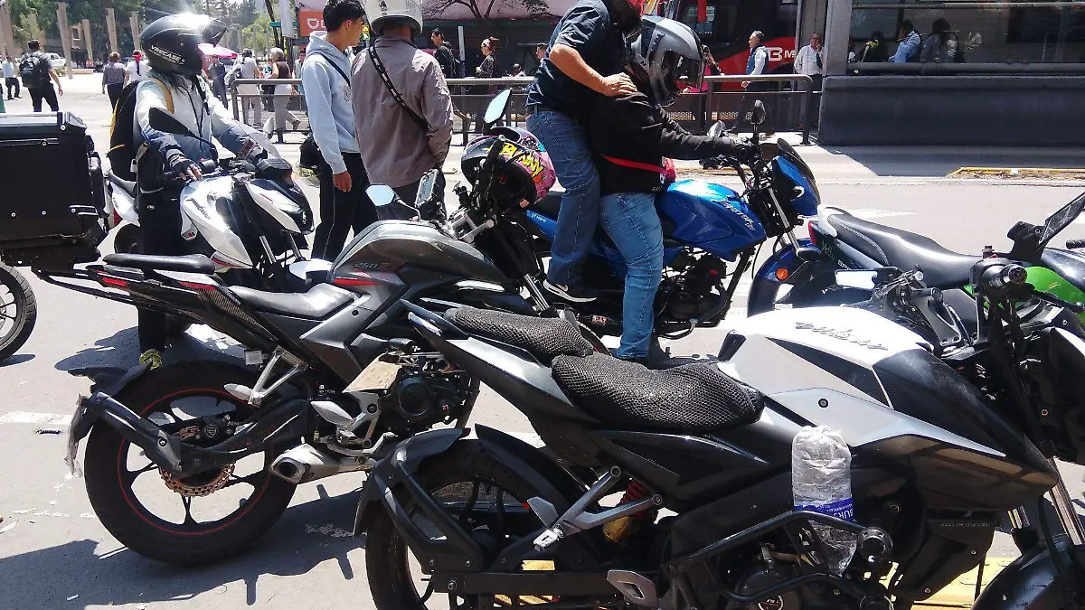 1095388_Motociclista Servicio de Transporte_web