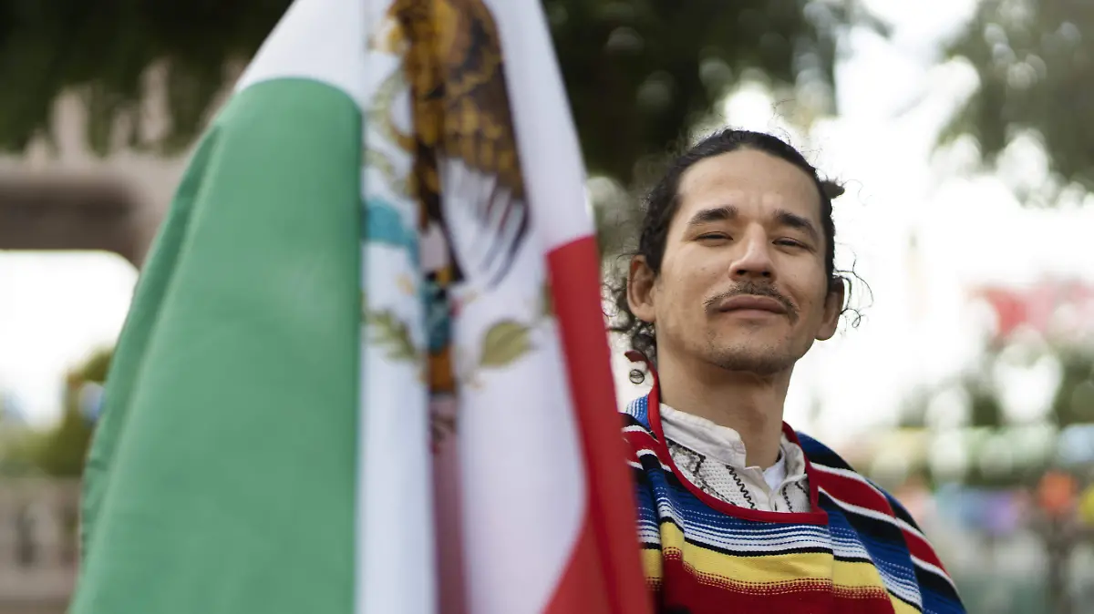 orgulloso-hombre-sosteniendo-bandera-mexicana-tiro-medio
