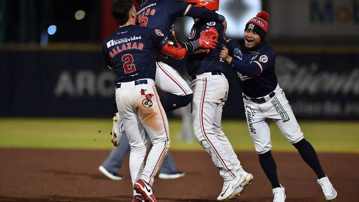 Los Águilas emparejan la serie