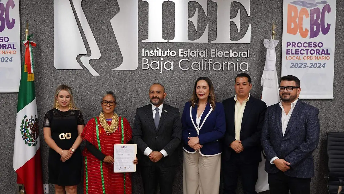 Candidata independiente - Entregan constancias a regidores en Baja California