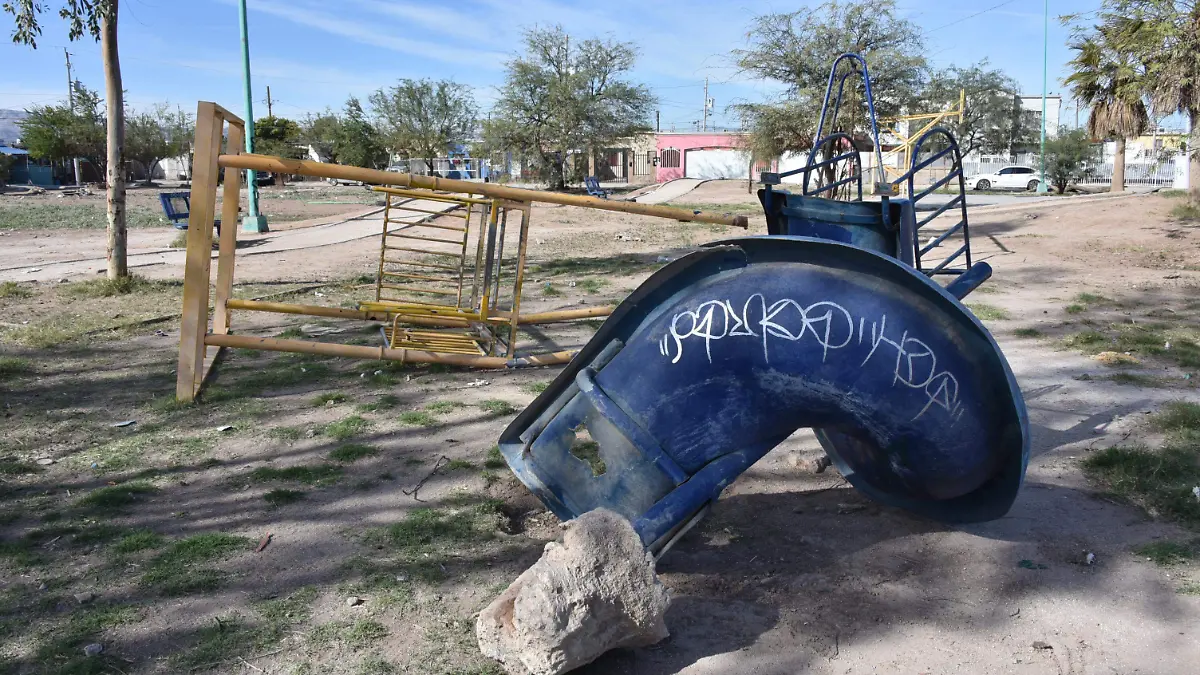 Denuncian parques muncipales en estado de abandono 