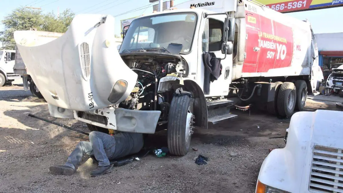 camion recolector de basura arreglandose