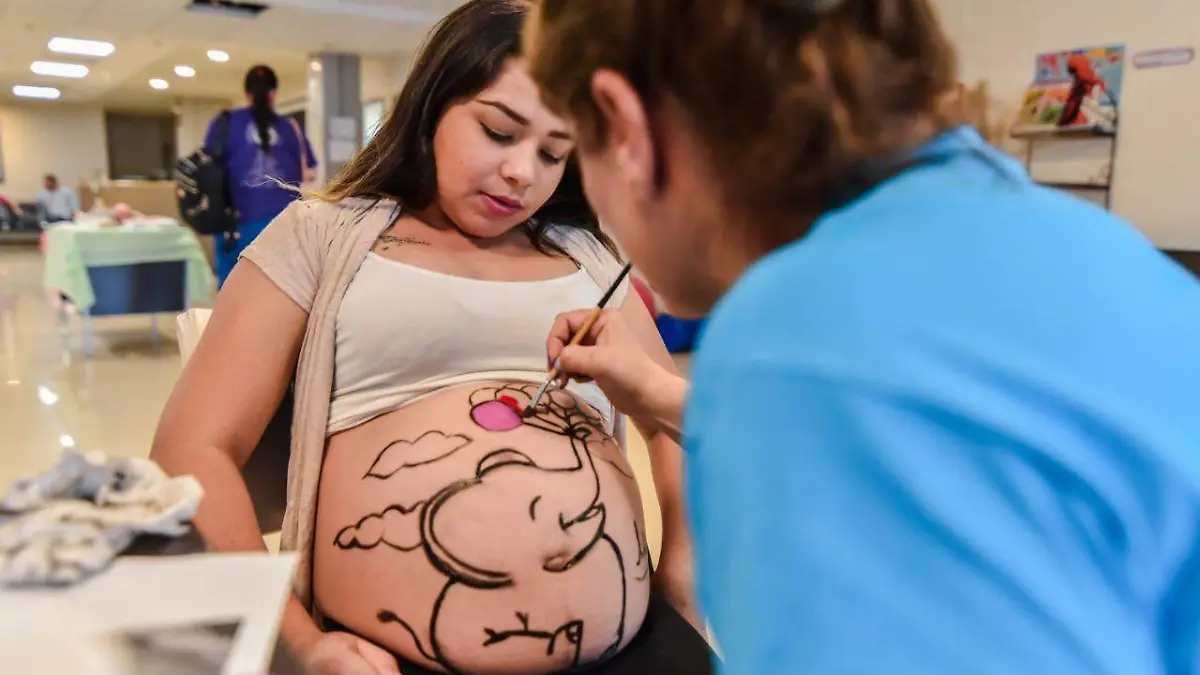 Pintan panzas de embarazadas 3