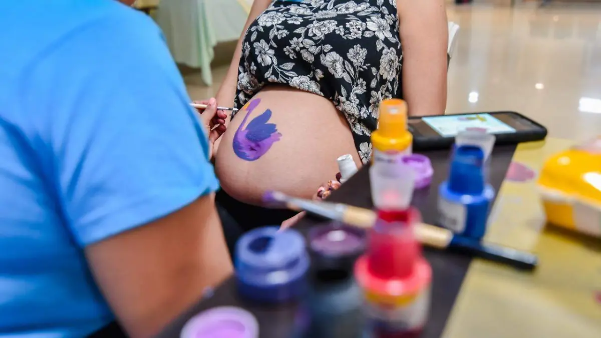 Pintan panzas de embarazadas 4