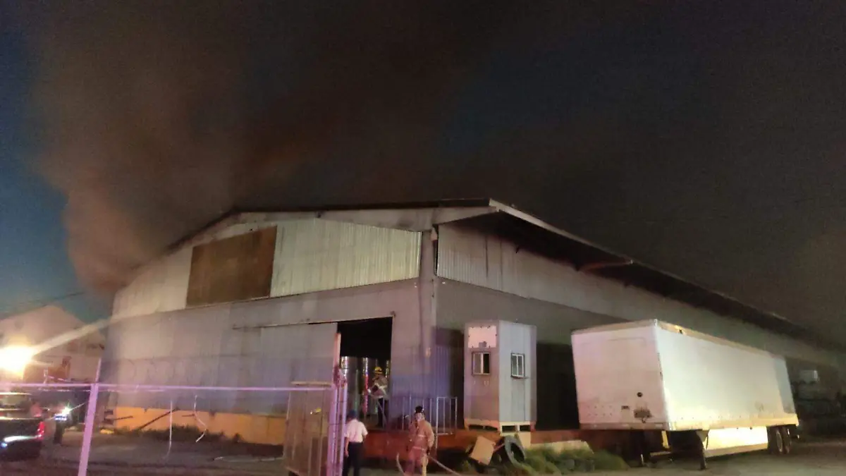 Arde almacén de materiales de cartón 